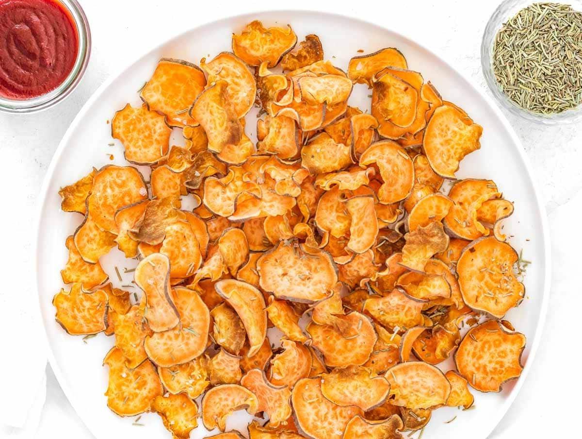 Knusprige ölfreie Süßkartoffelchips