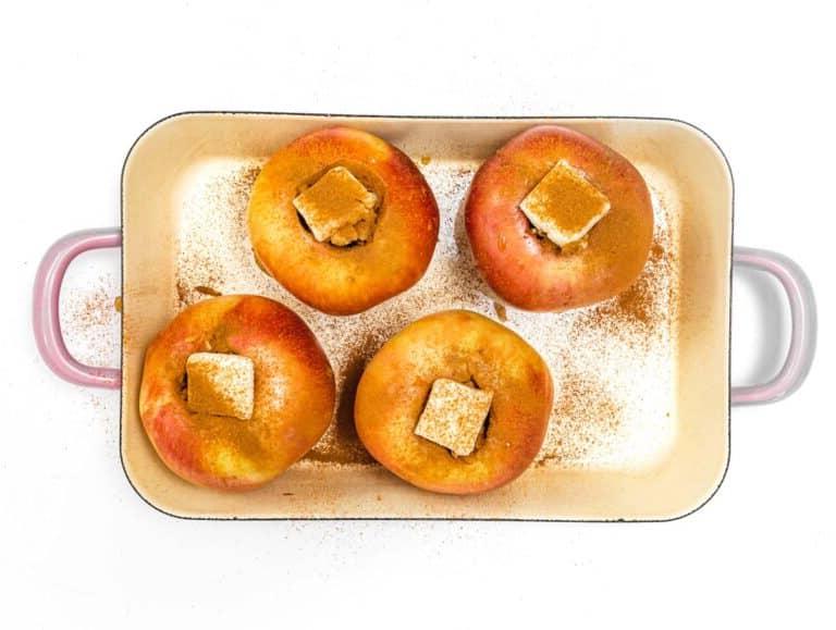 Äpfel vor dem Backen mit Butter