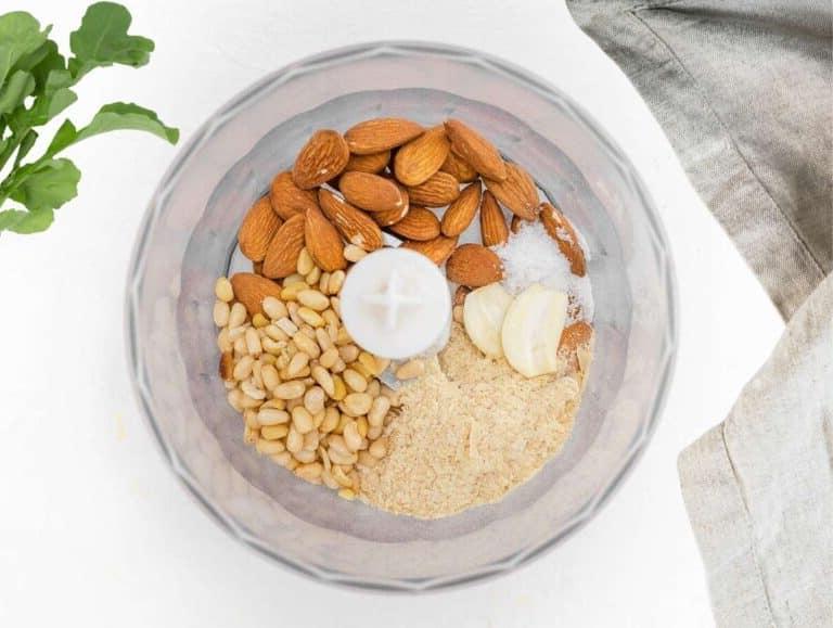 Mandeln, Pinienkerne und Knoblauch in einer Küchenmaschine