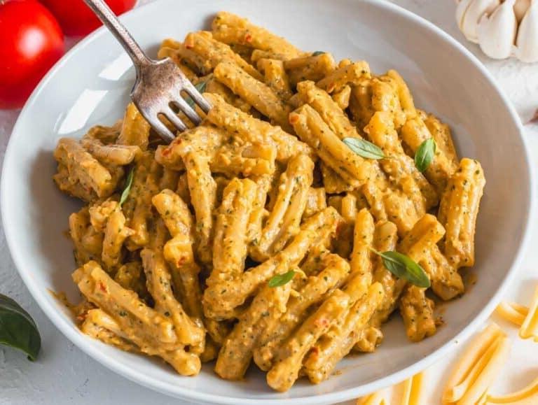 Cremige rote Tomatenpasta in einer weißen Schüssel
