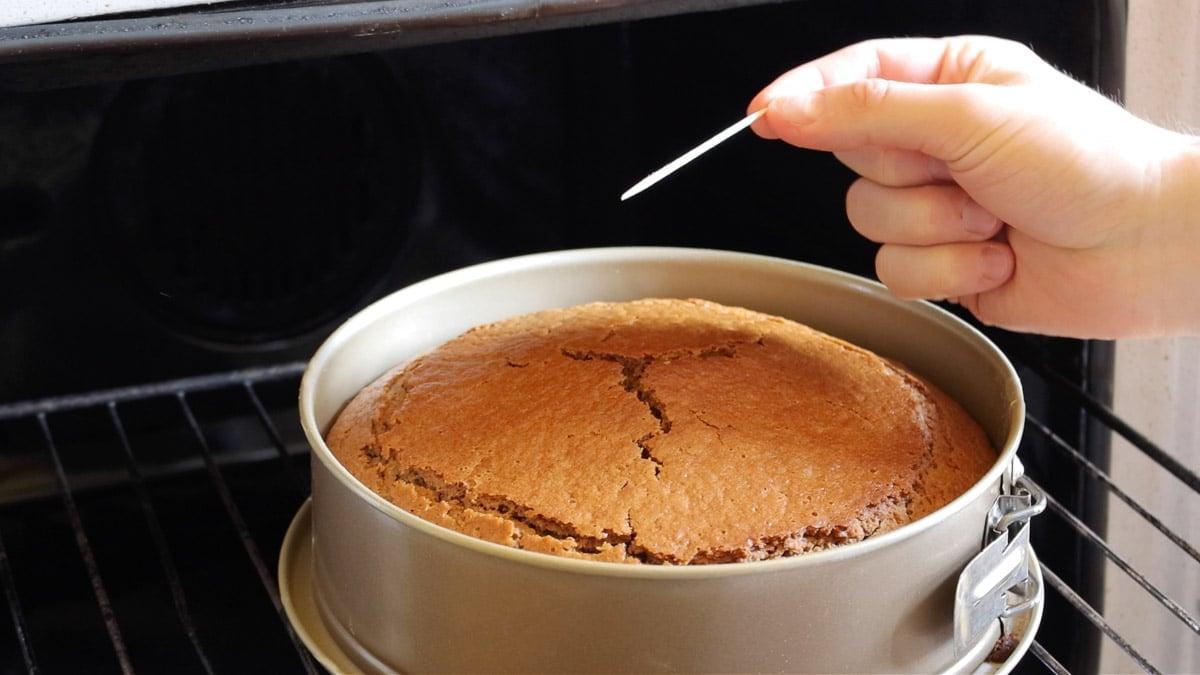Checking with a toothpick if the cake is cooked