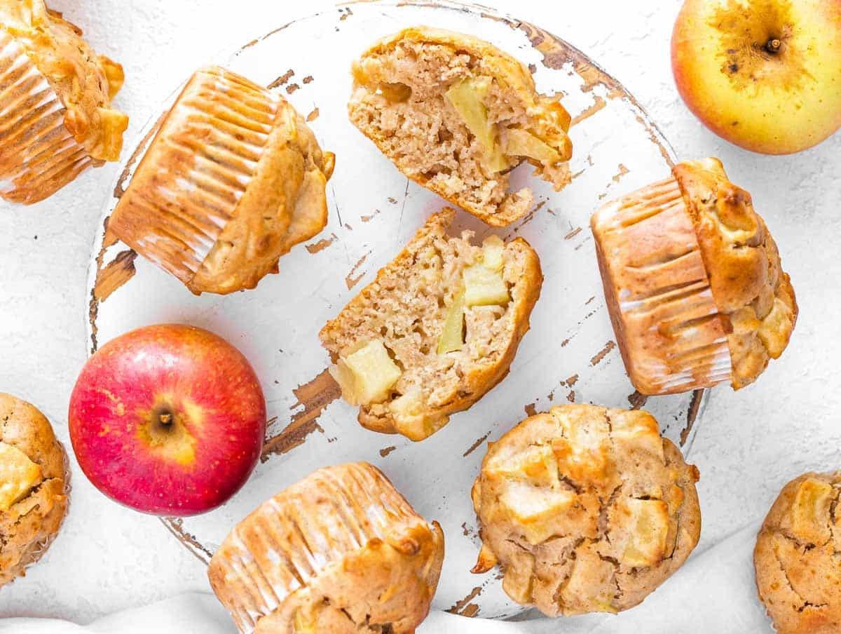 Aufgeschnittener Apfelmuffin mit Apfelstücken und geriebenen Äpfeln