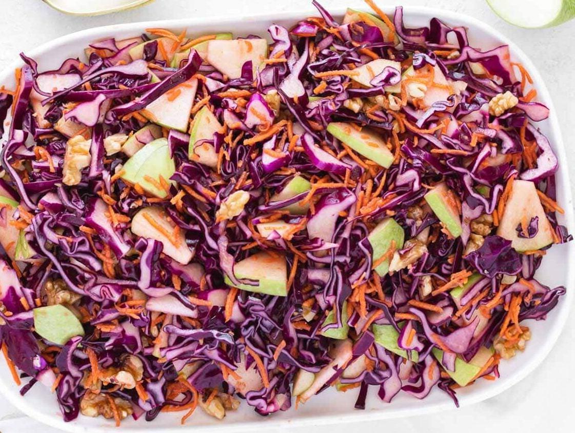 Essig-Krautsalat auf einer weißen Servierplatte