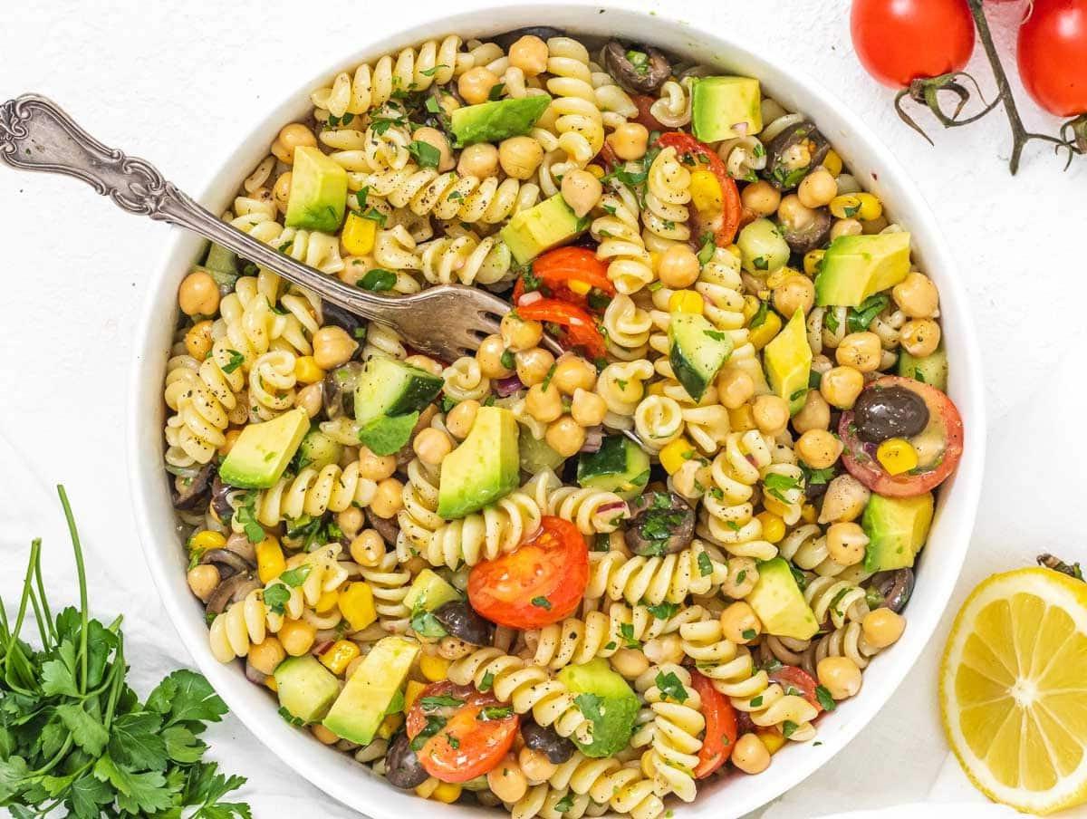 25 Avocado Rezepte 19 Kichererbsen-Nudelsalat mit einer Gabel in einer Schüssel