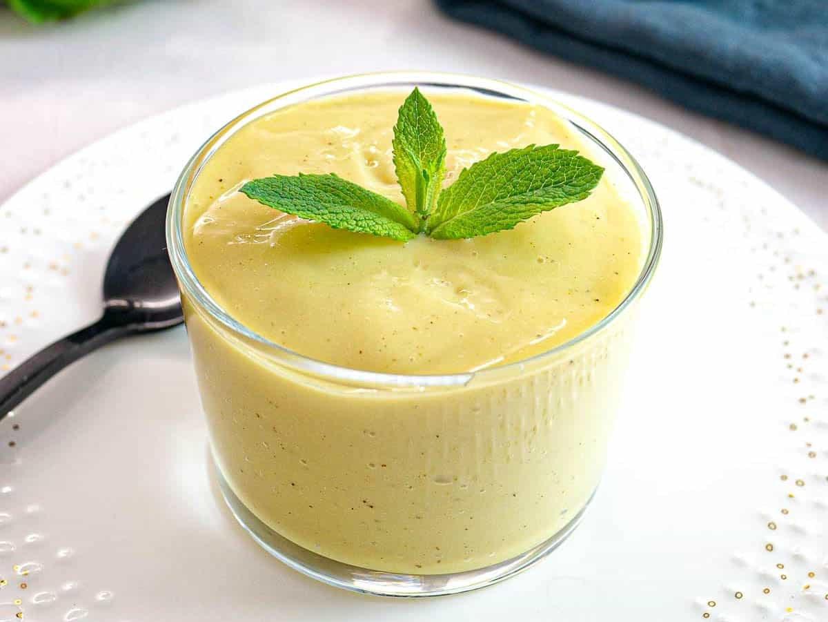Eifreier Pudding in einem Glas mit frischer Minze
