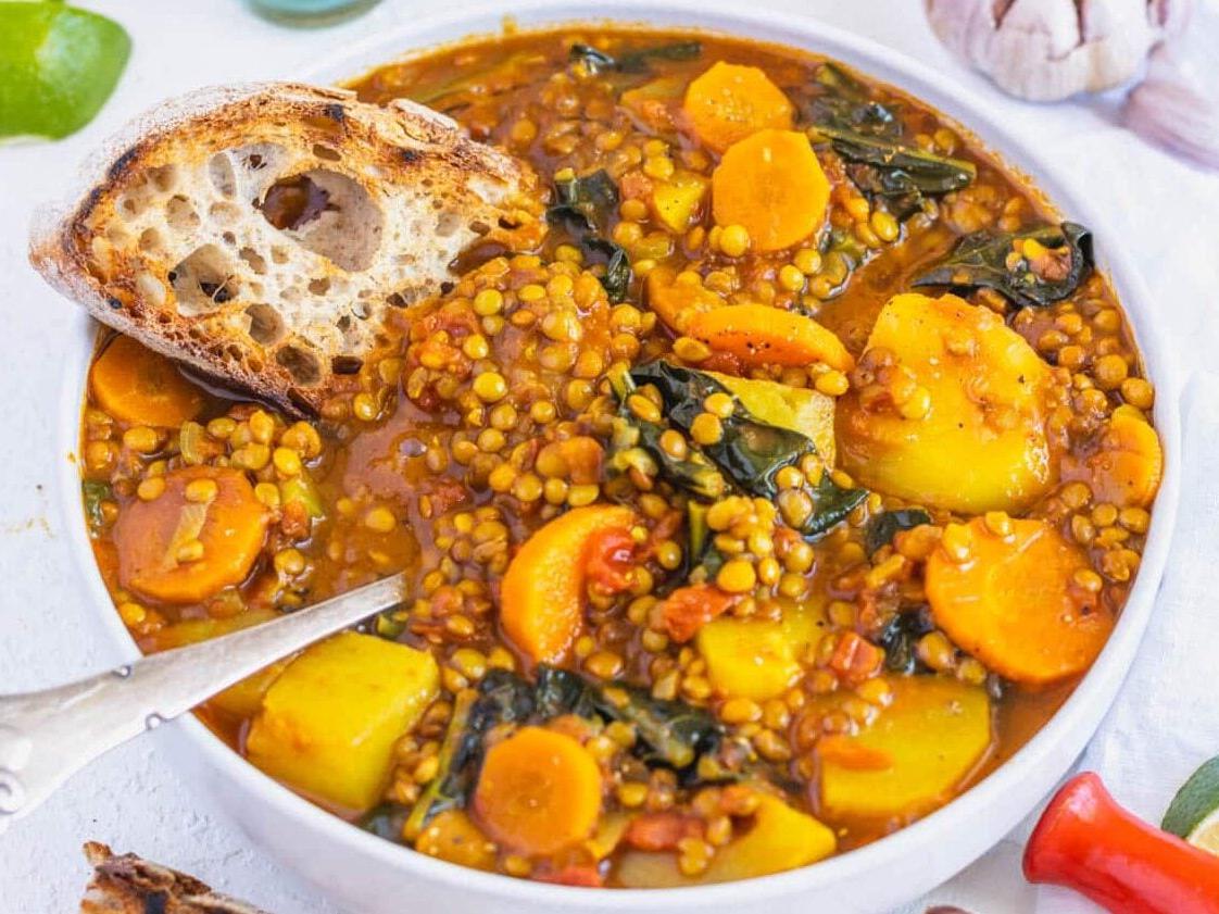 Curry-Linsensuppe mit Sauerteigbrot und einem Löffel