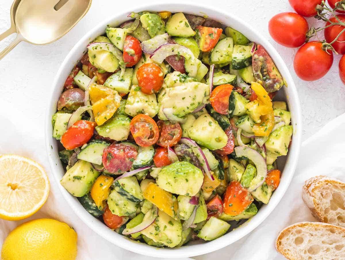 25 Vegane Salate 19 Avocado-Salat in einer Schüssel