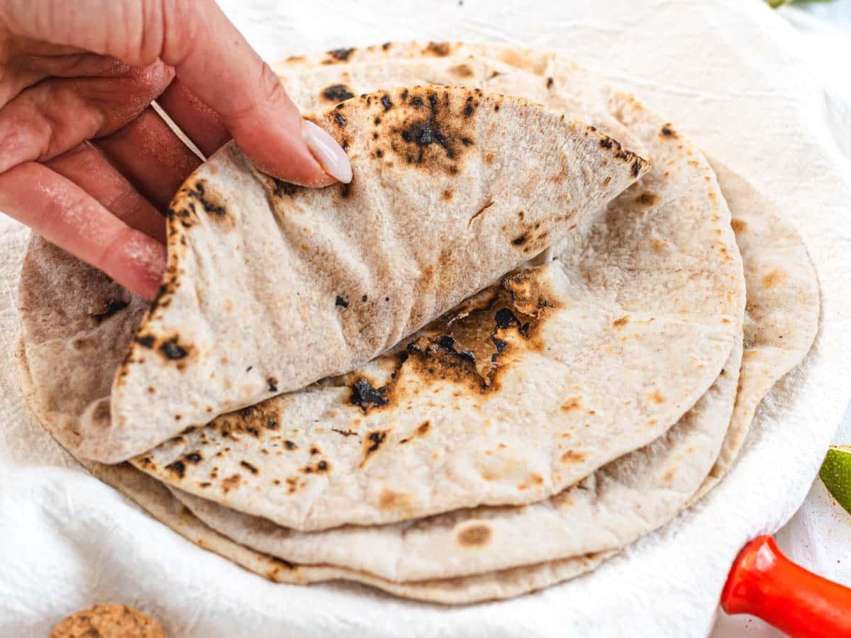 20 einfache Curry-Rezepte 19 Angebranntes Roti-Fladenbrot nach dem Kochen