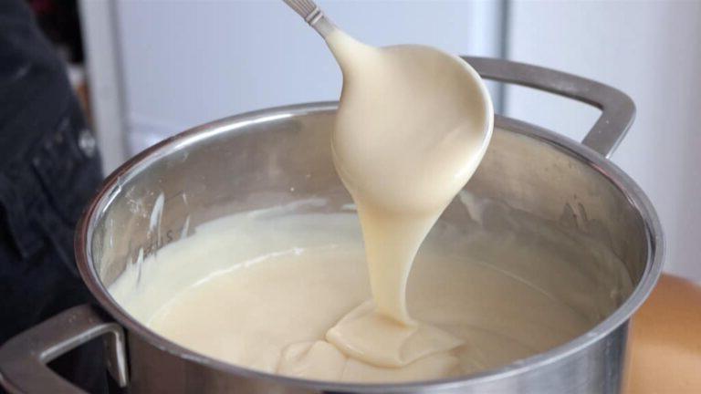 Pudding auf dem Herd kochen