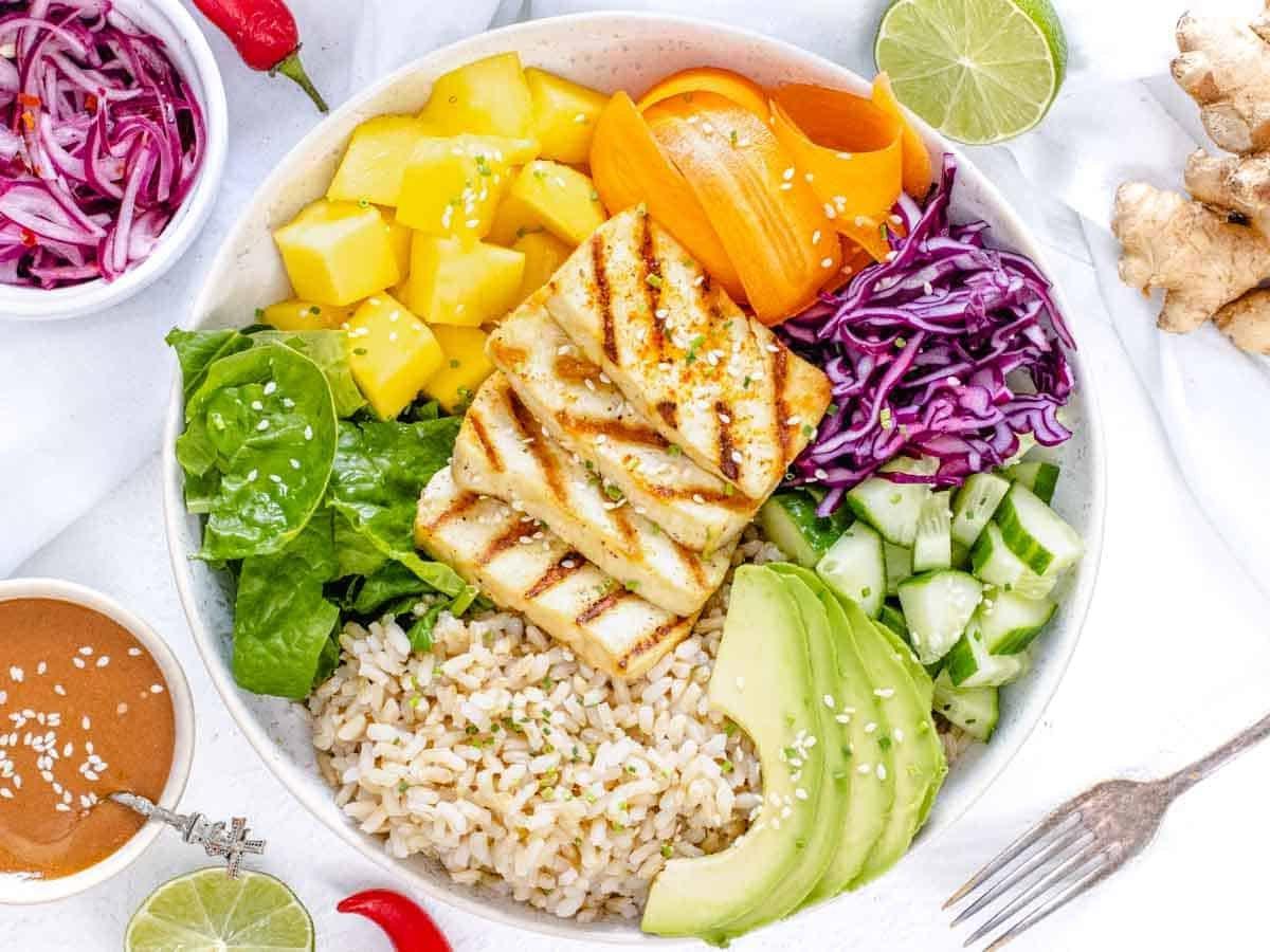 Buddha Bowl mit braunem Reis und Mango