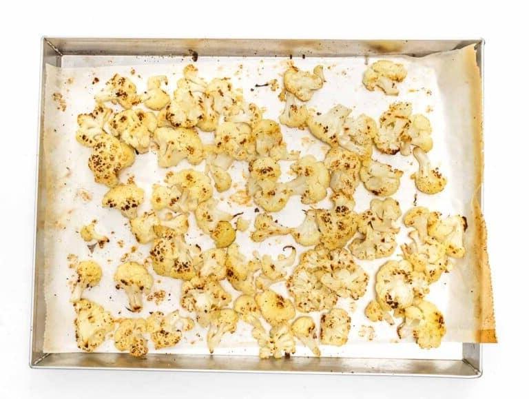 Geröstete Blumenkohlröschen auf einem Backblech