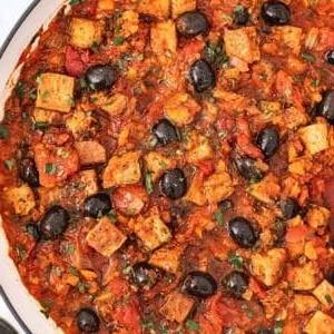 Tofu nach Jägerart 19 high protein tofu cacciatore in a skillet.