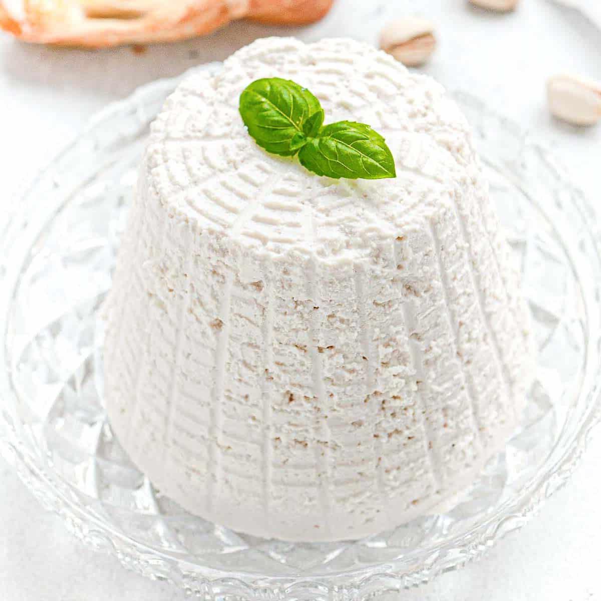 Vegane Ricotta-Alternative in einer Schüssel.
