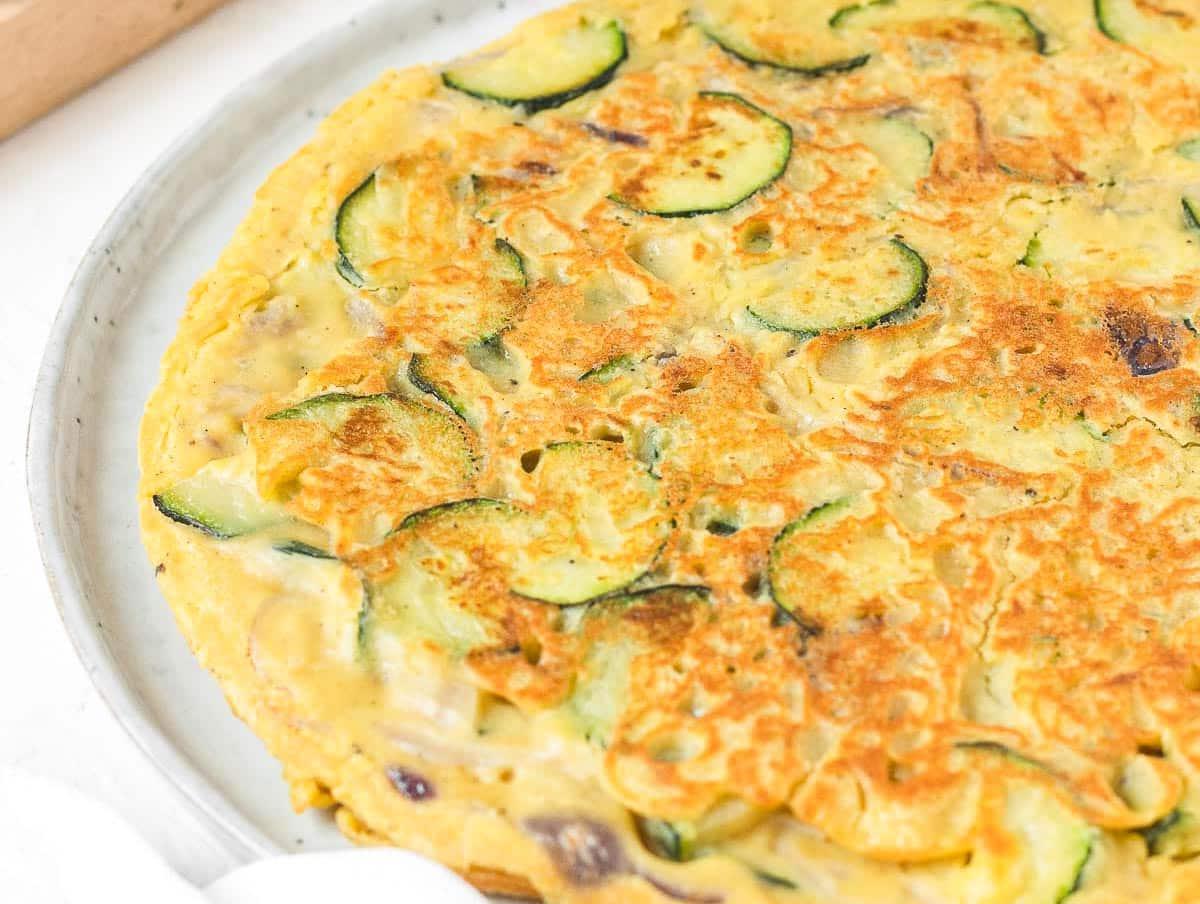 30 vegane Mittagessen-Ideen 19 Vegane Frittata mit sautierter Zucchini und Kräutern