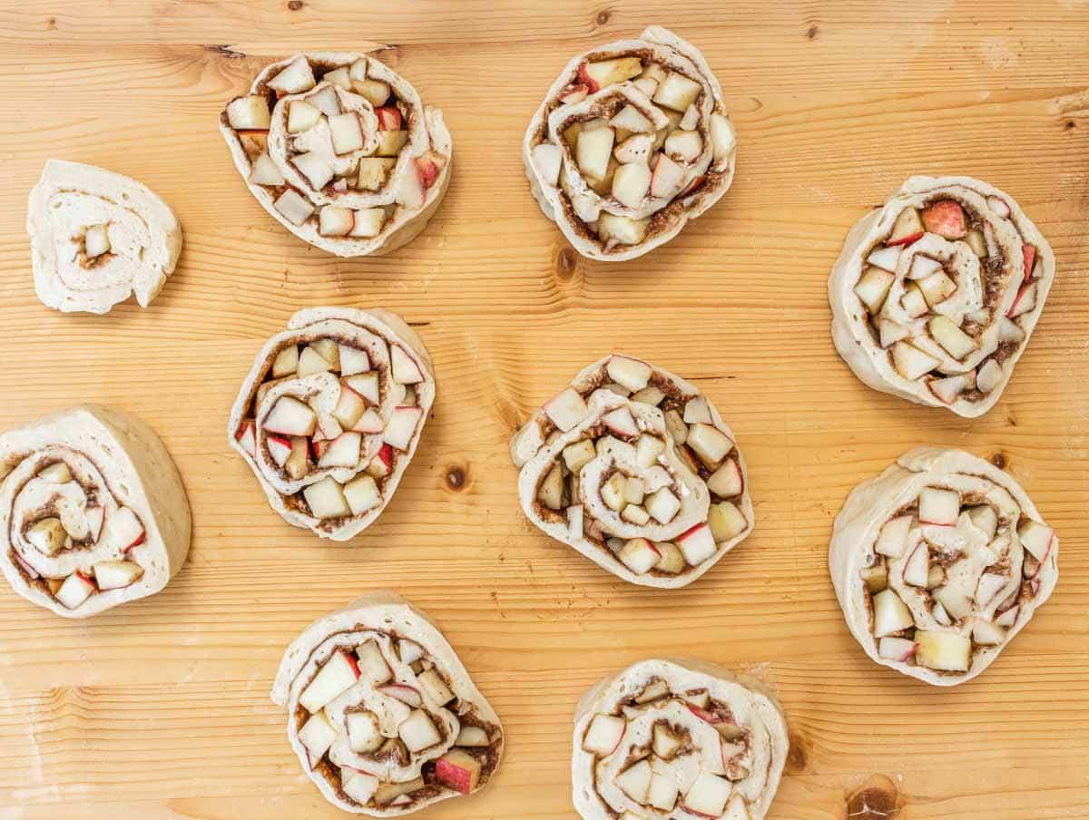 apfel-zimtschnecken auf der arbeitsplatte