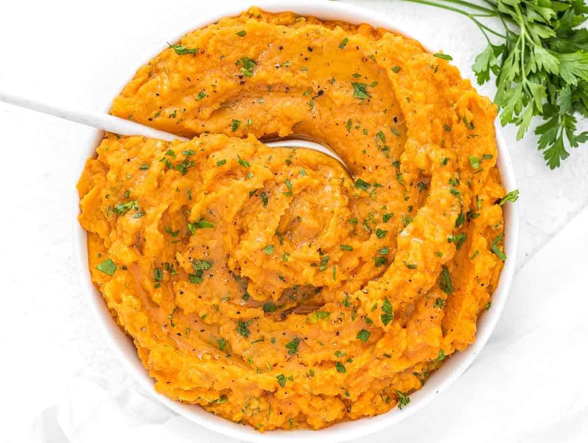 Süßkartoffelpüree in einer Schüssel servieren