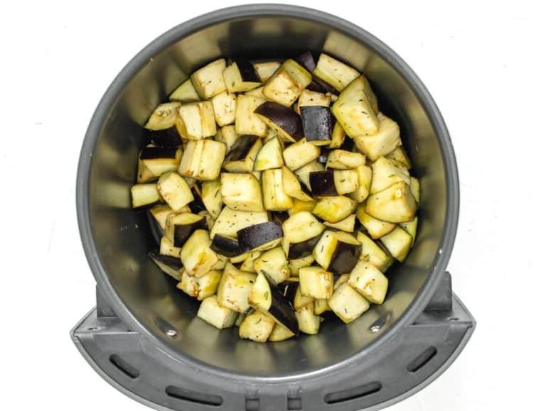 Aubergine im Korb der Heißluftfritteuse