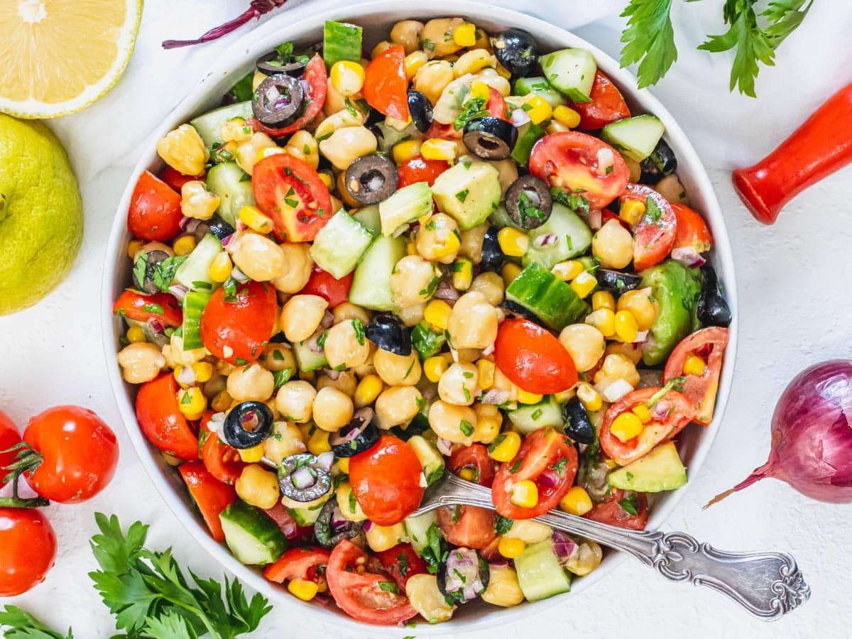 25 Avocado Rezepte 20 Kichererbsensalat in einer Schüssel mit einer Gabel