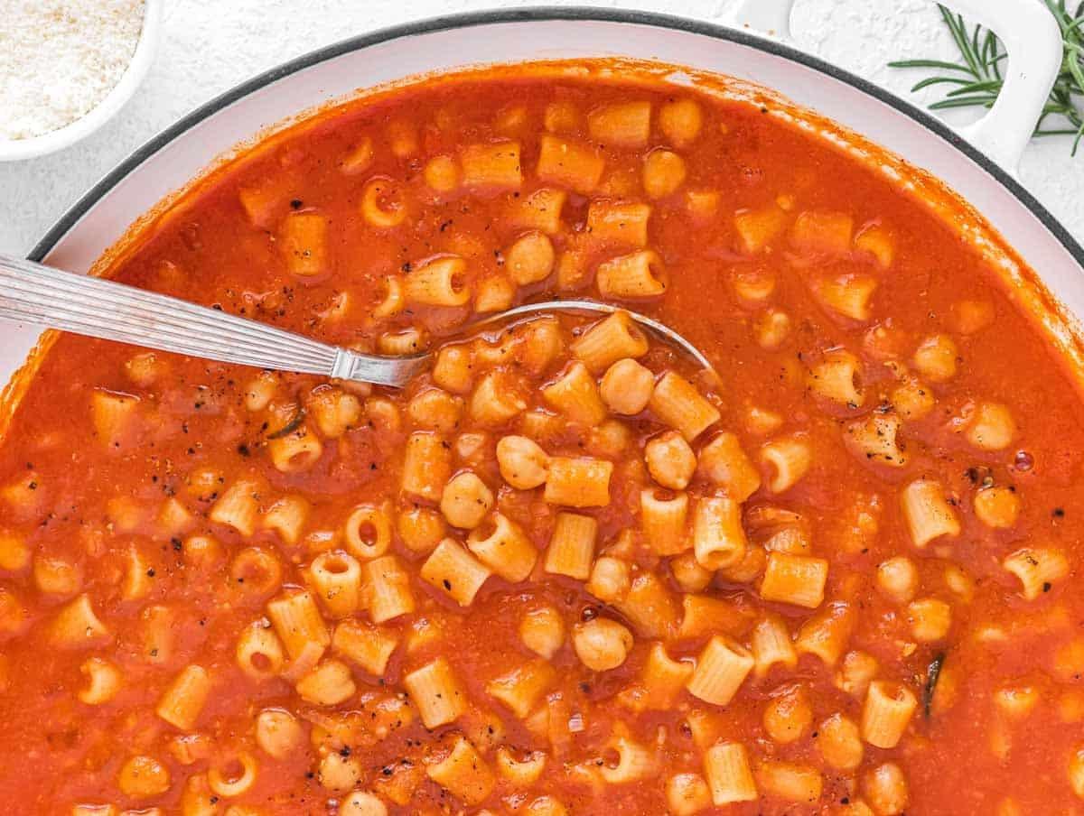 Pasta e Ceci mit silbernem Löffel