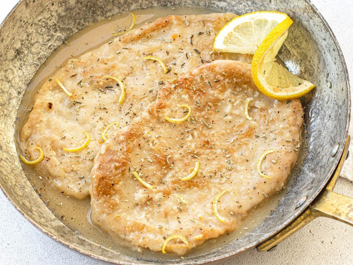 Seitan-Rezept mit Zitrone in einer silbernen Pfanne