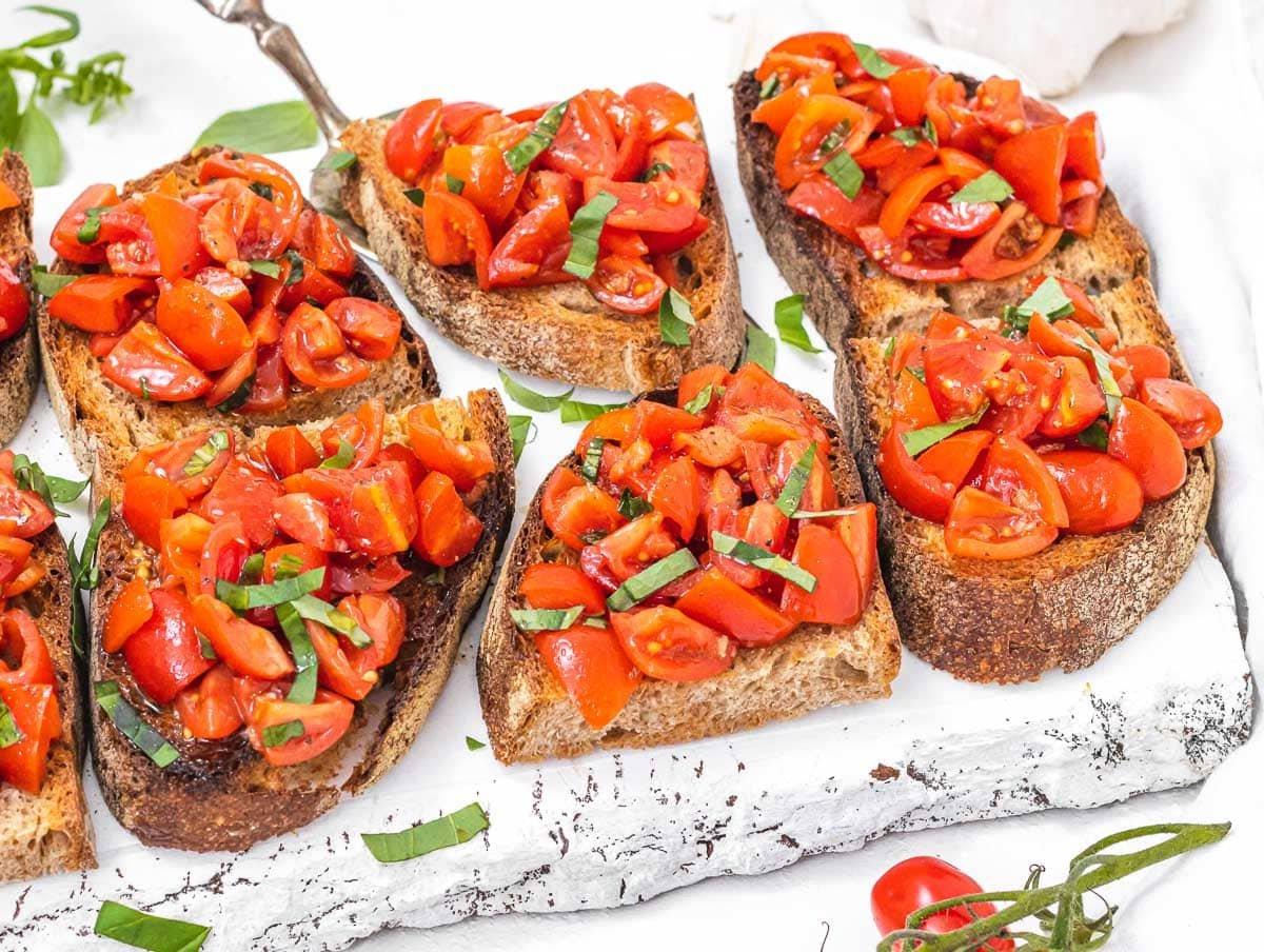 Bruschetta auf einem weißen Schneidebrett