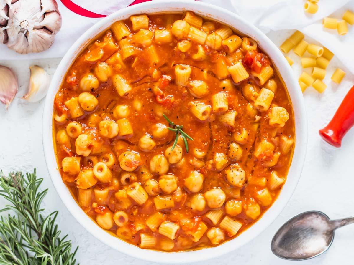 Pasta e Ceci Rezept in einer weißen Schüssel mit frischem Rosmarin