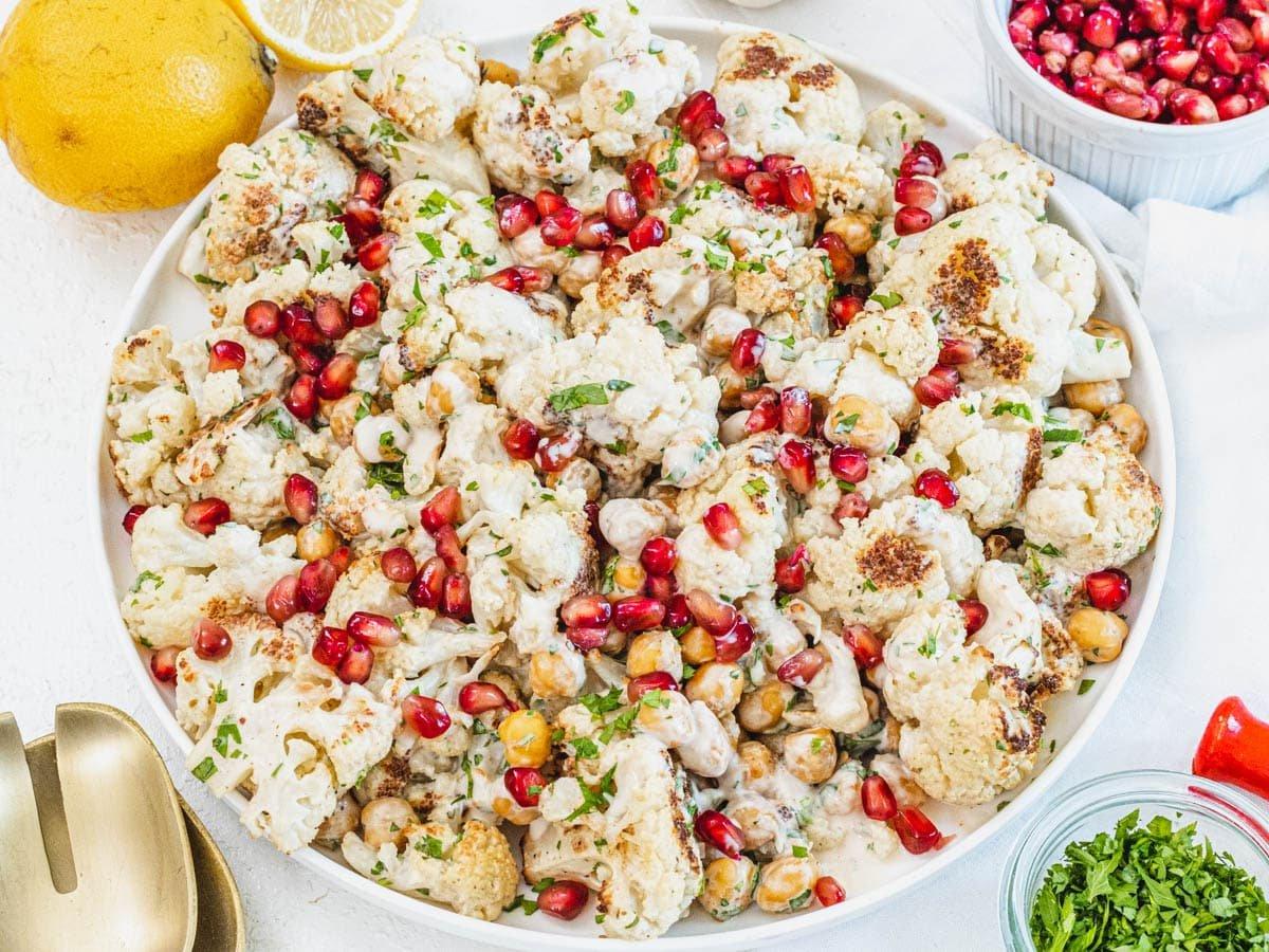 25 Vegane Salate 20 Blumenkohl-Salat auf einem weißen Teller