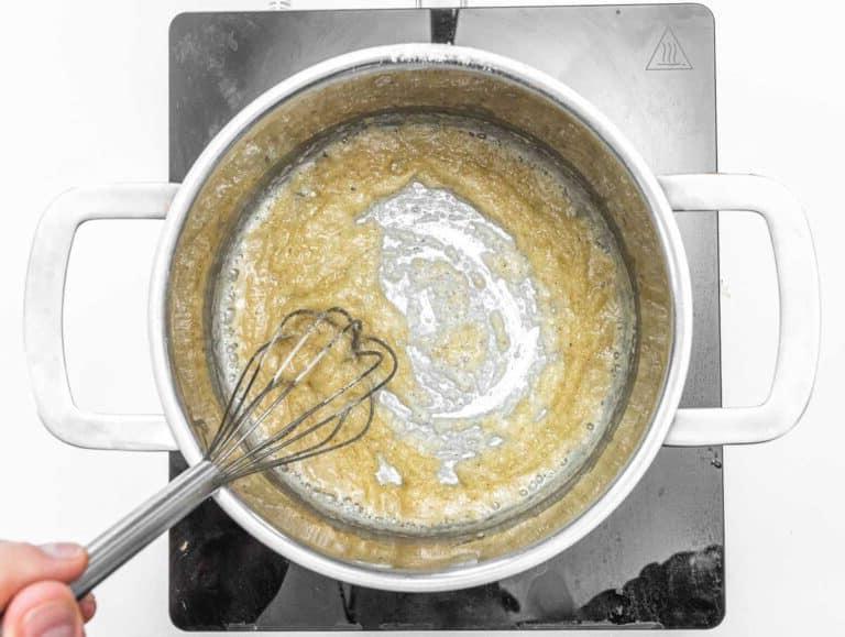 Butter und Mehl in einem Topf