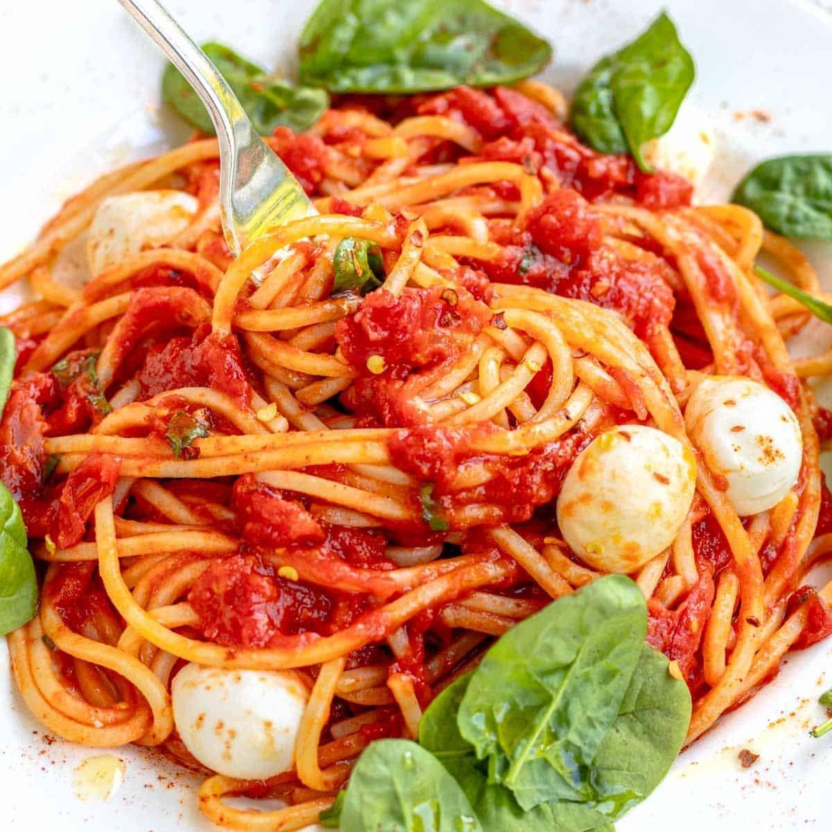 Spaghetti Pomodoro mit einer Gabel, ein klassisches italienisches Nudelgericht.