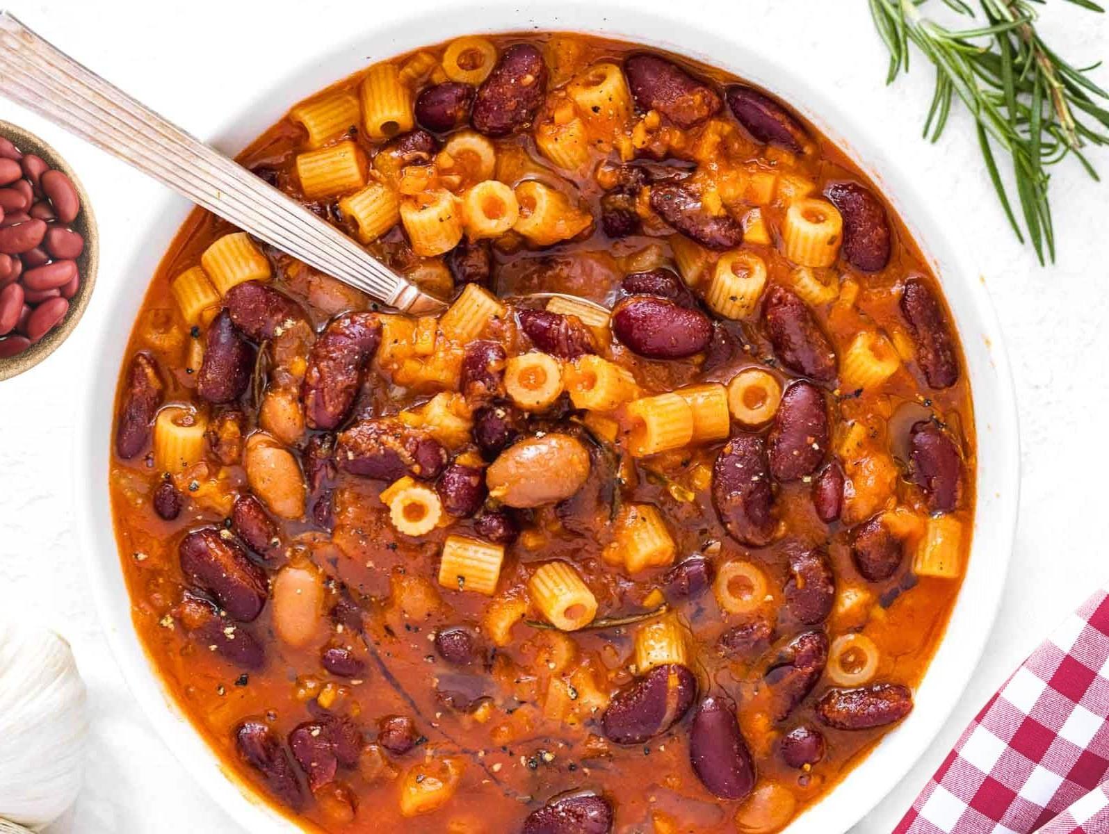 Pasta e Fagioli mit einem silbernen Löffel.