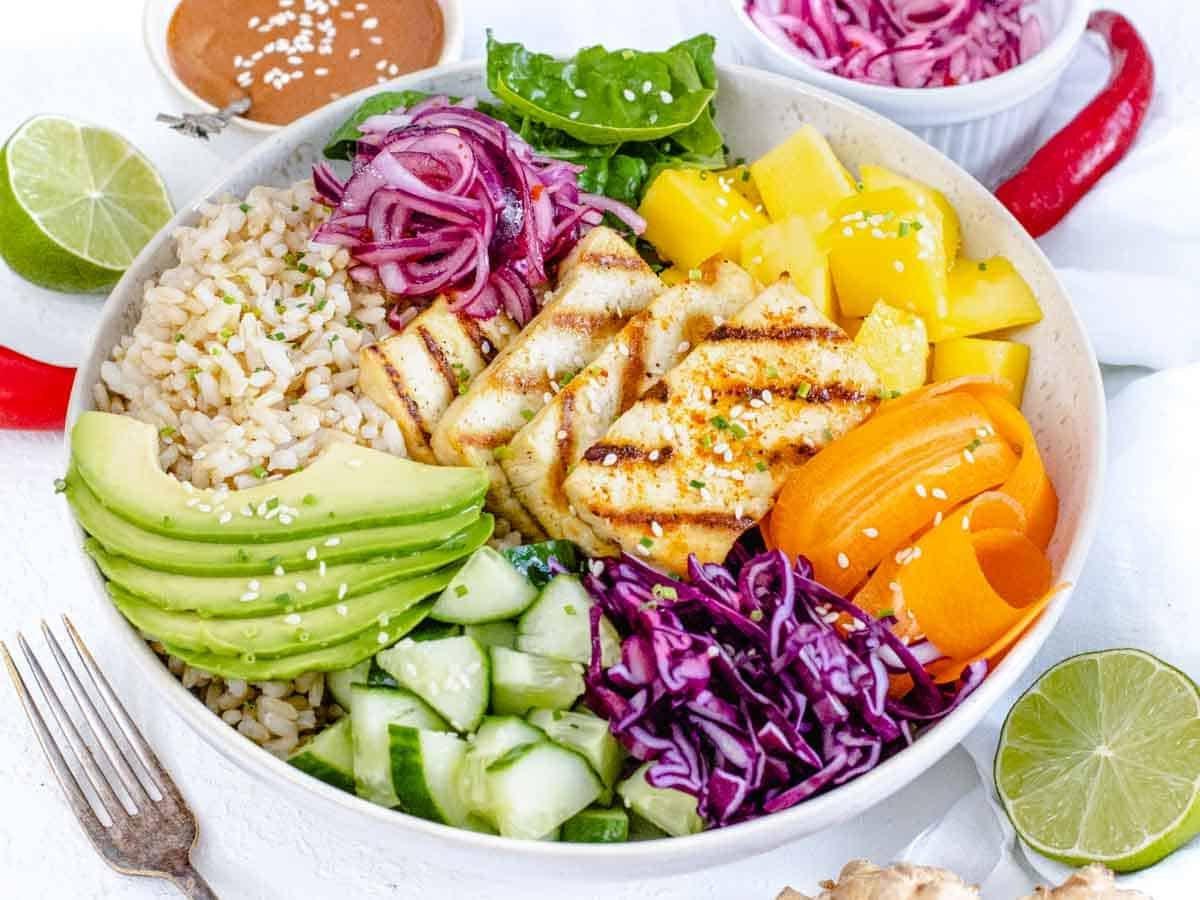 Tofu Bowl mit Avocado, Mango und Rotkohl