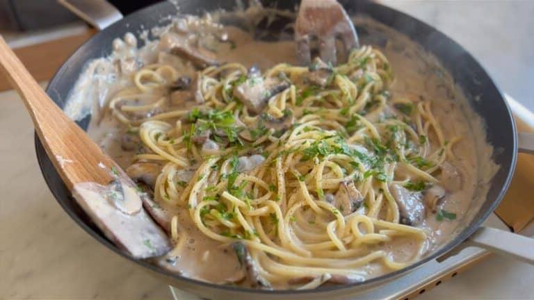 Spaghetti in der Pfanne mit der Soße
