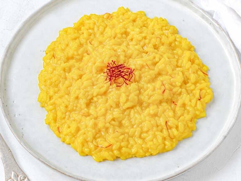 Safranrisotto auf einem Teller