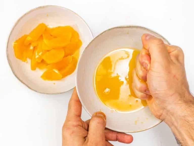 Orange auspressen, um Saft zu gewinnen