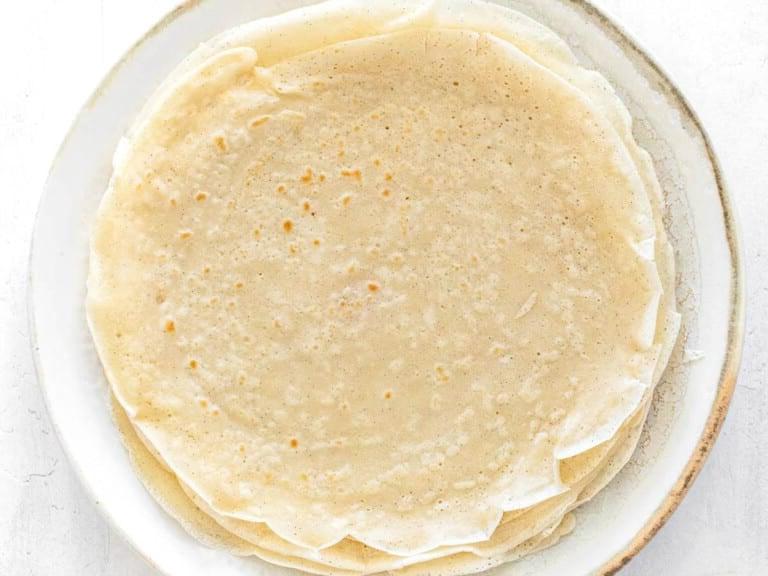 Vegane Crêpes auf einem weißen Teller