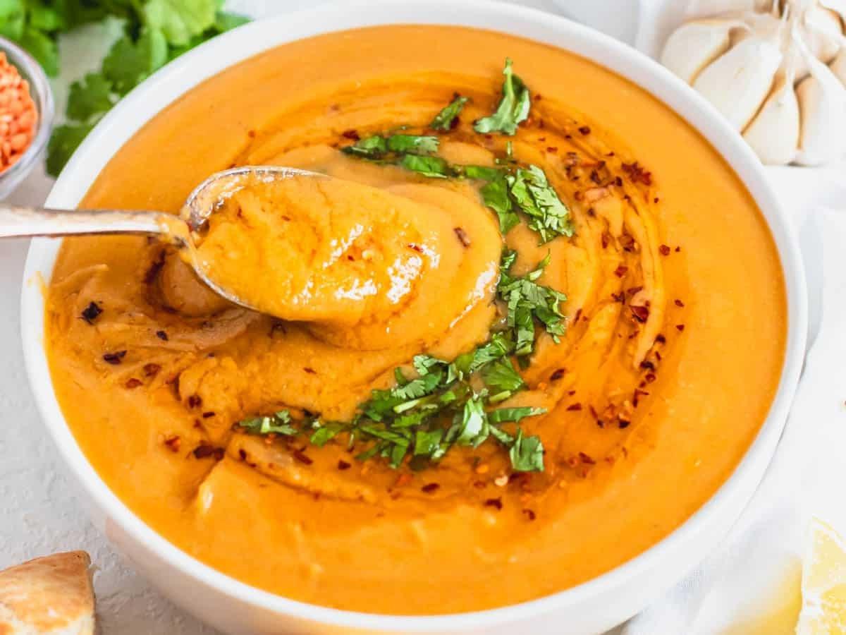 Türkische rote Linsensuppe mit frischer Petersilie und Chiliöl