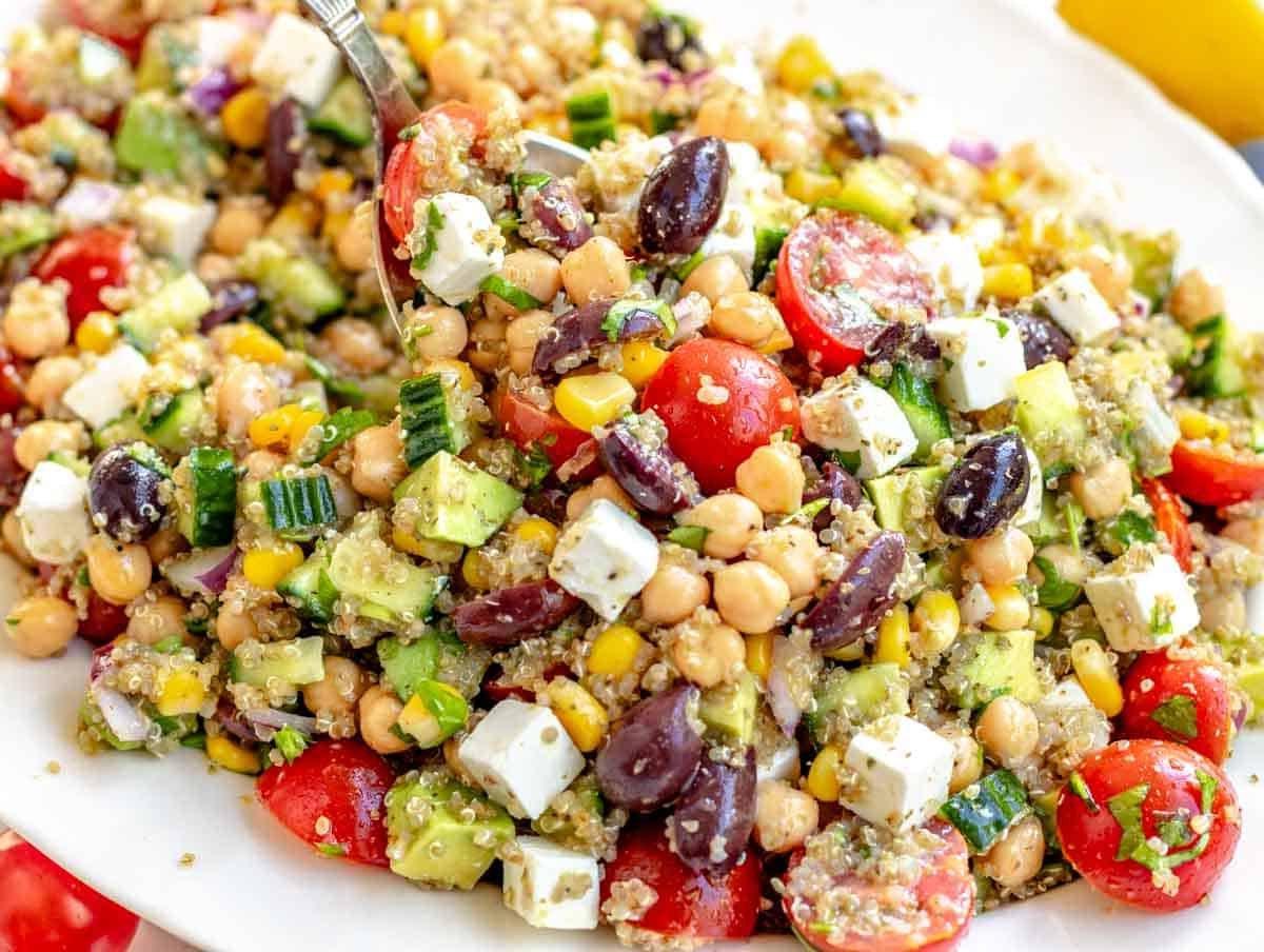 Quinoa-Kichererbsen-Salat mit Feta und Oliven.