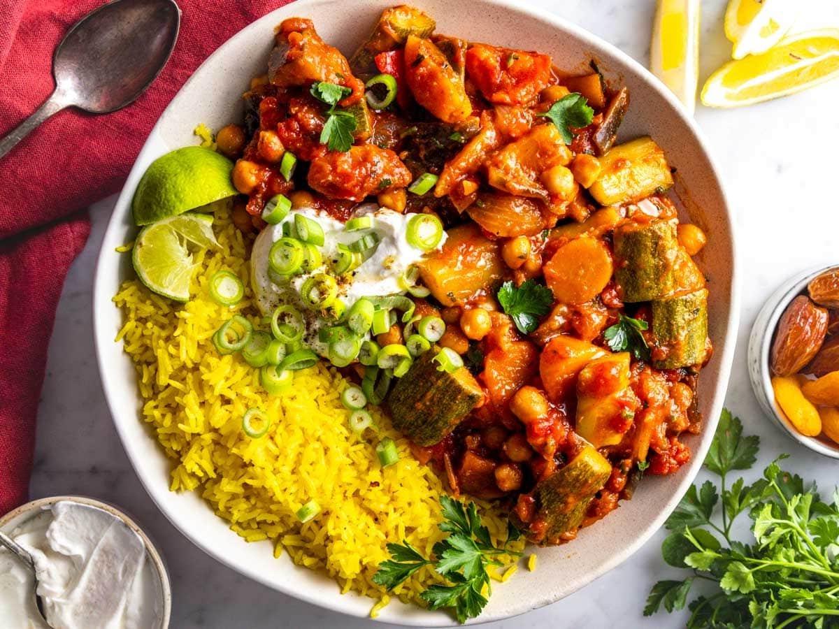 Tajine Rezept in einer weißen Schale mit Safranreis und Limette.