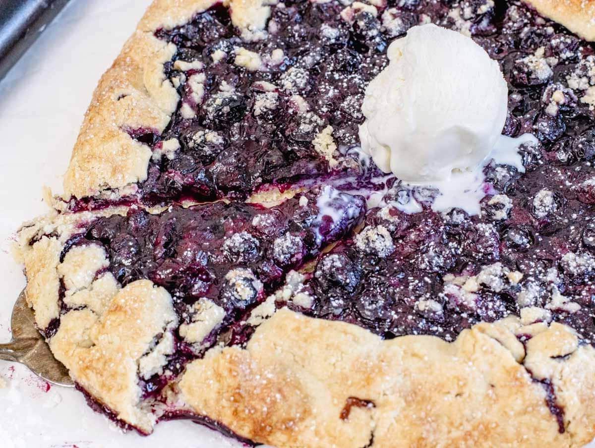 Heidelbeer-Galette in Scheiben geschnitten und servierfertig