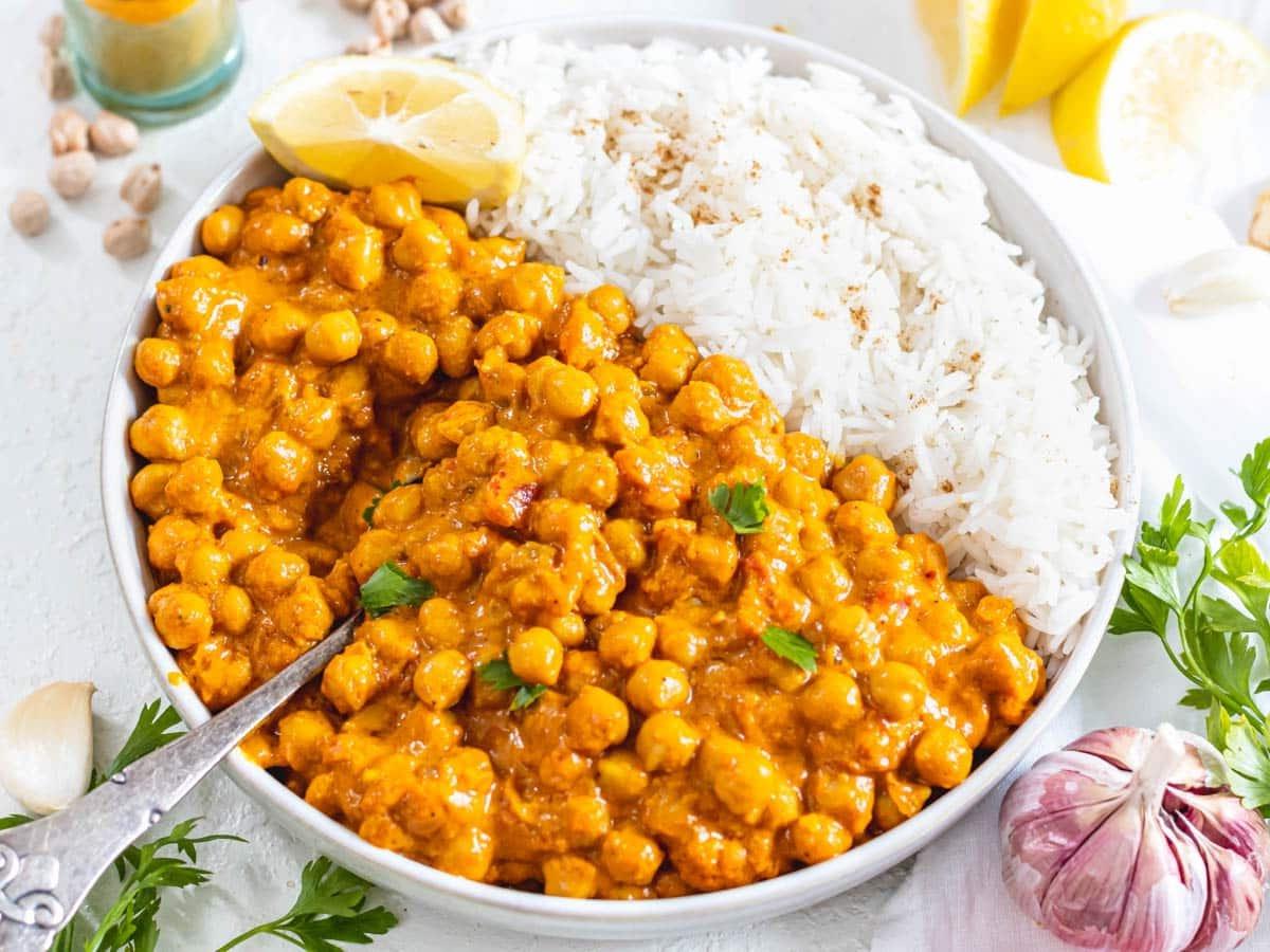 Kichererbsen-Curry mit Löffel und Reis