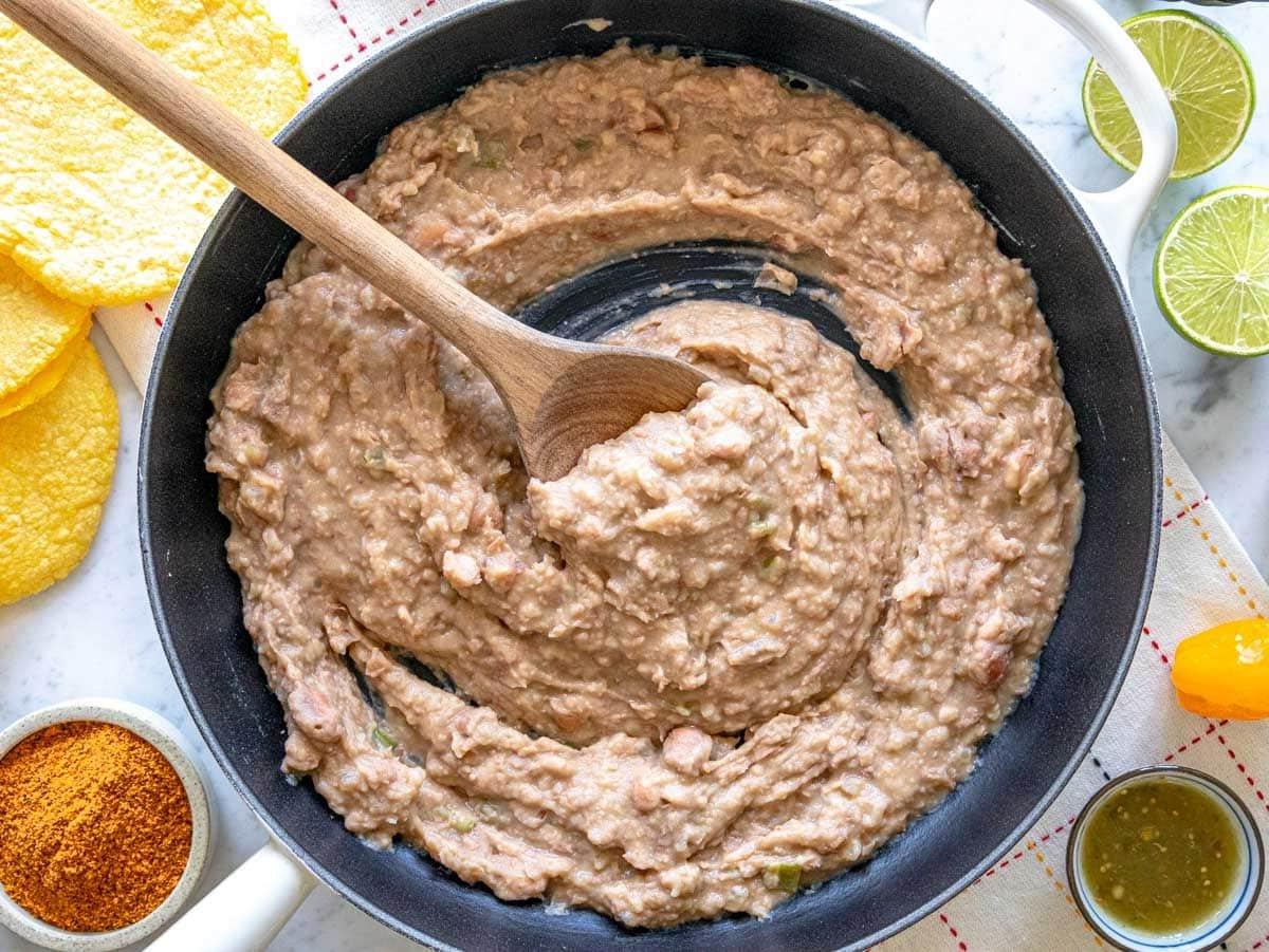 Refried Beans in einer Pfanne