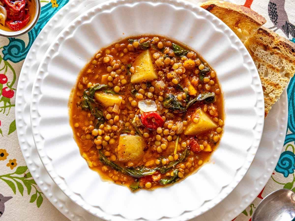 Linsensuppe auf einem weißen Suppenteller