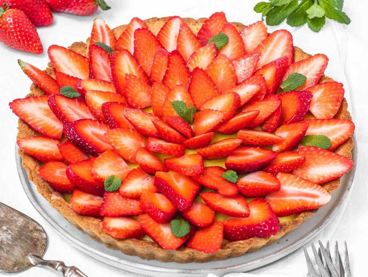 Erdbeertarte mit Minzblättern