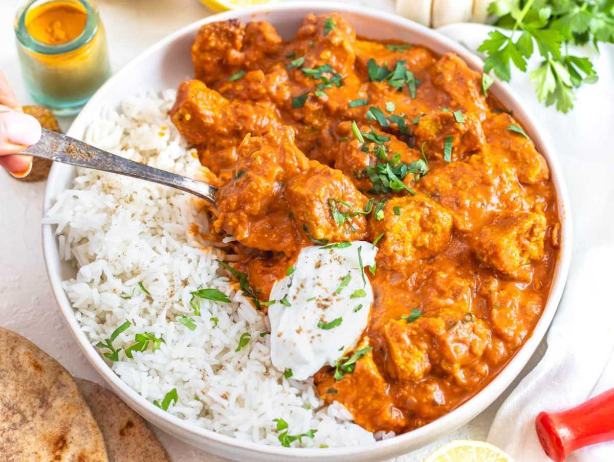 Tofu Tikka Masala mit Joghurt und Koriander.