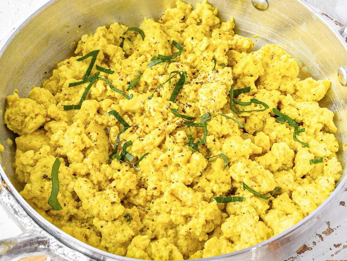 Tofu Rührei in einer Pfanne