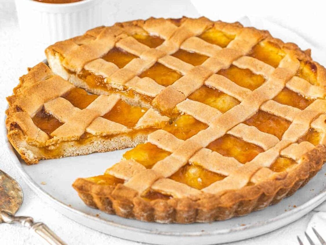 Crostata mit einem Stück auf einem weißen Teller