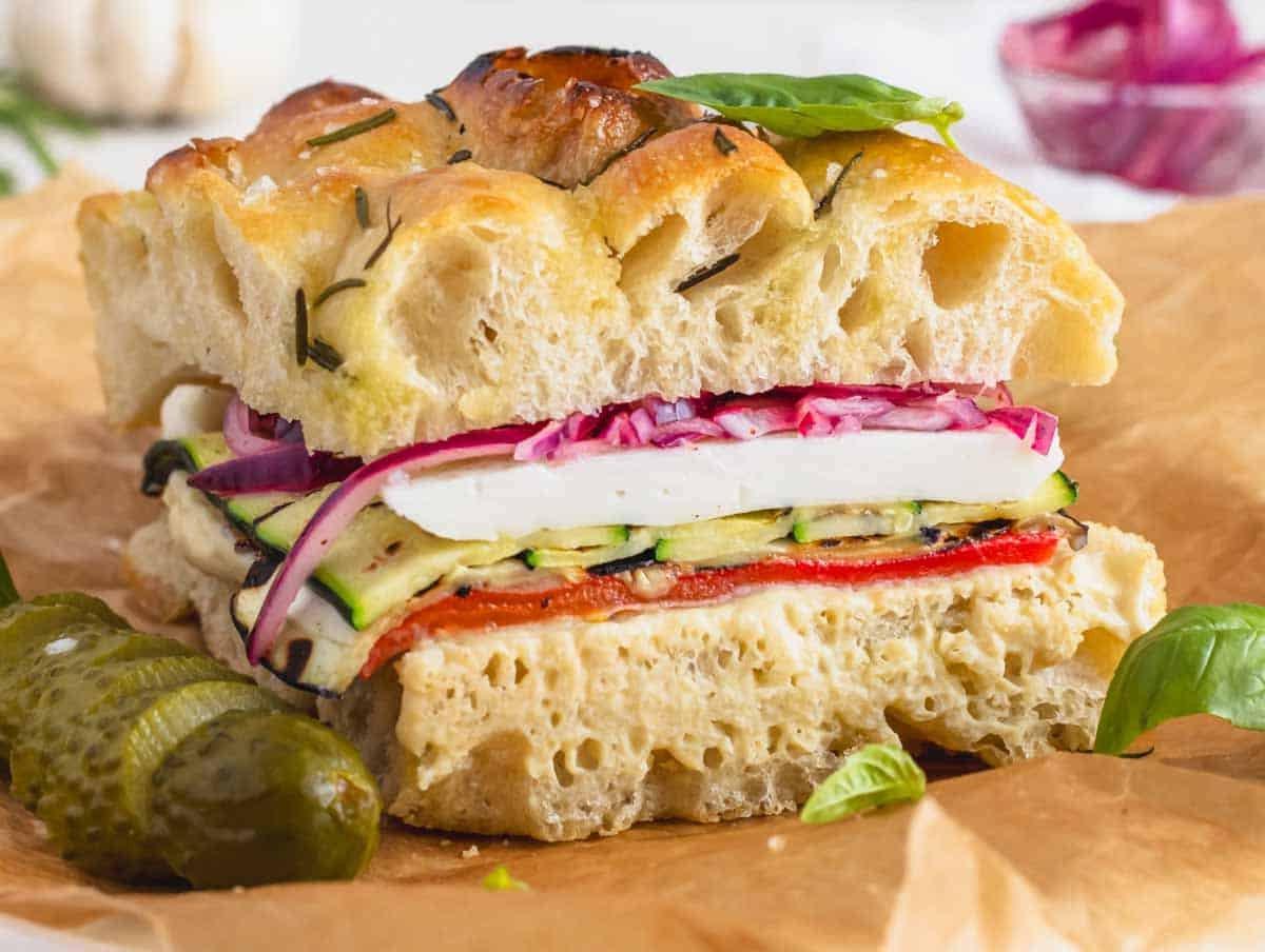 Focaccia Sandwich mit Gemüse und Käse