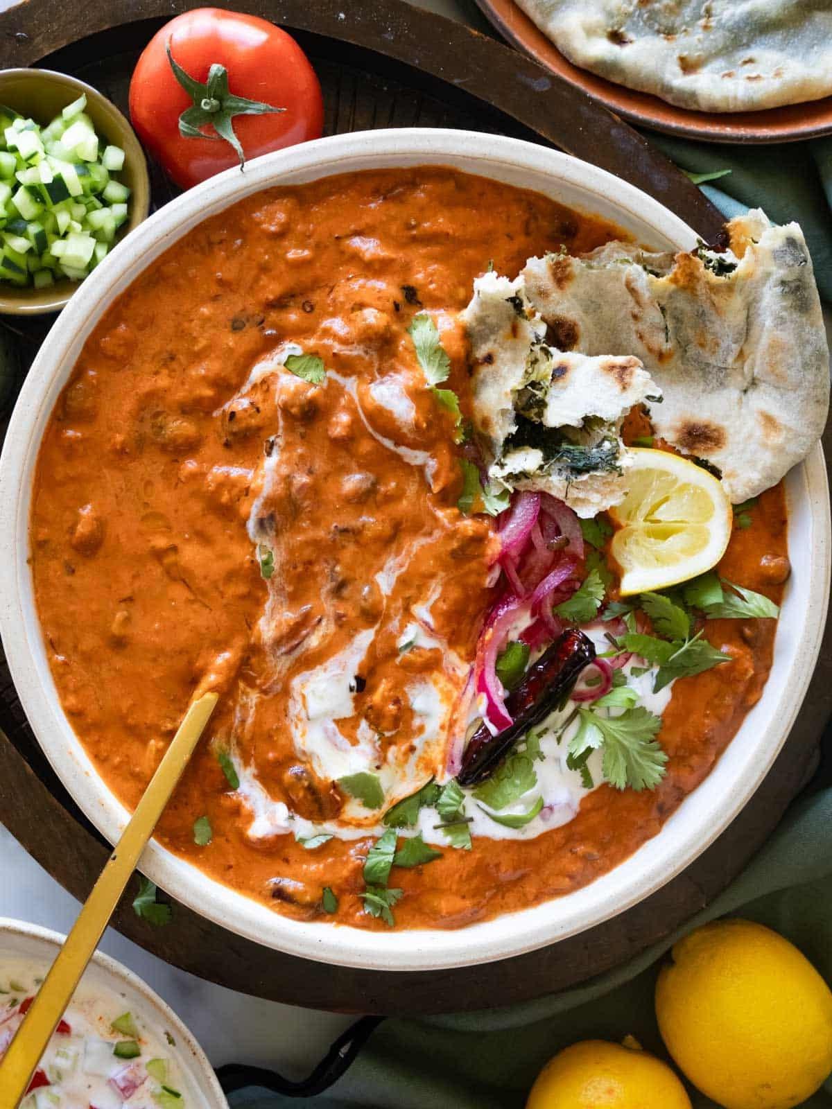 Rajma mit Raita, eingelegten Zwiebeln und Paratha.