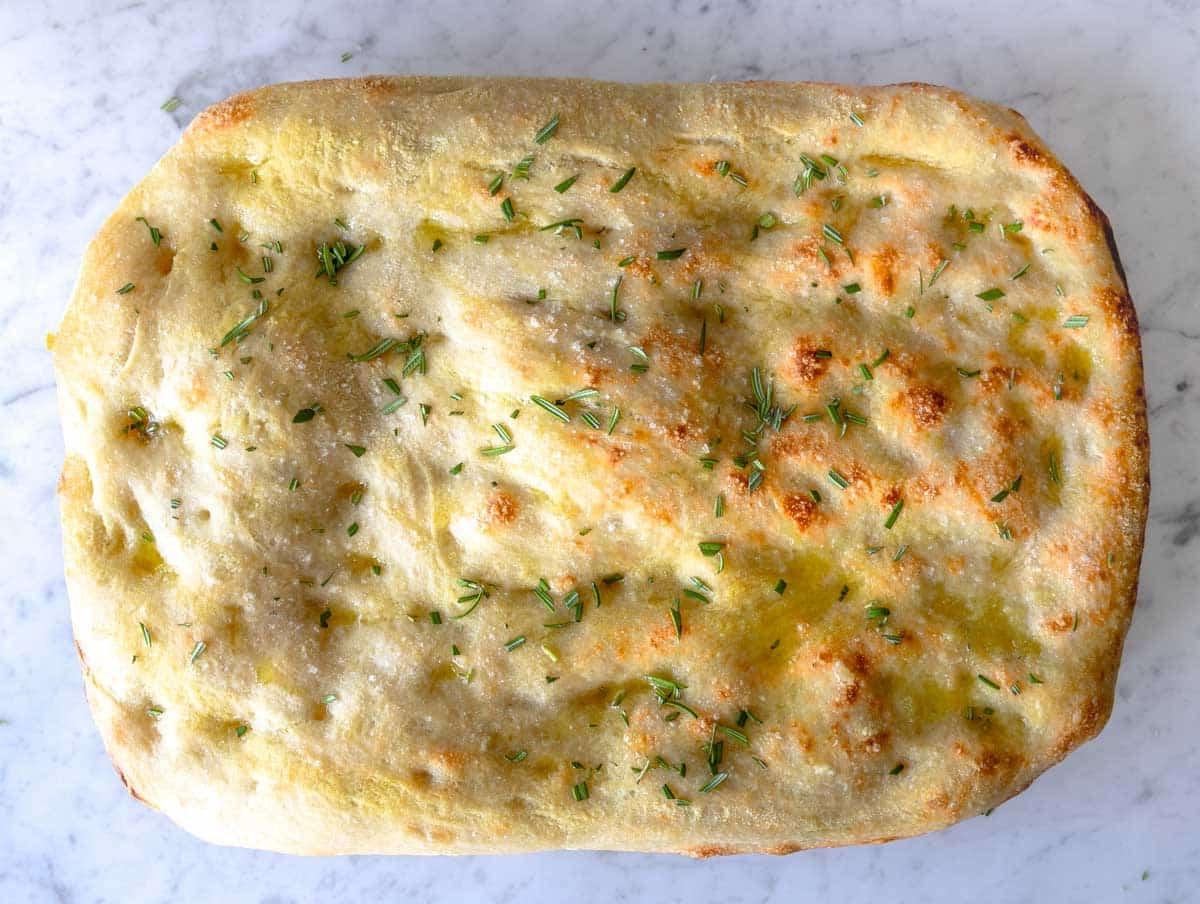 Schiacciata nach dem Backen auf einer Marmoroberfläche