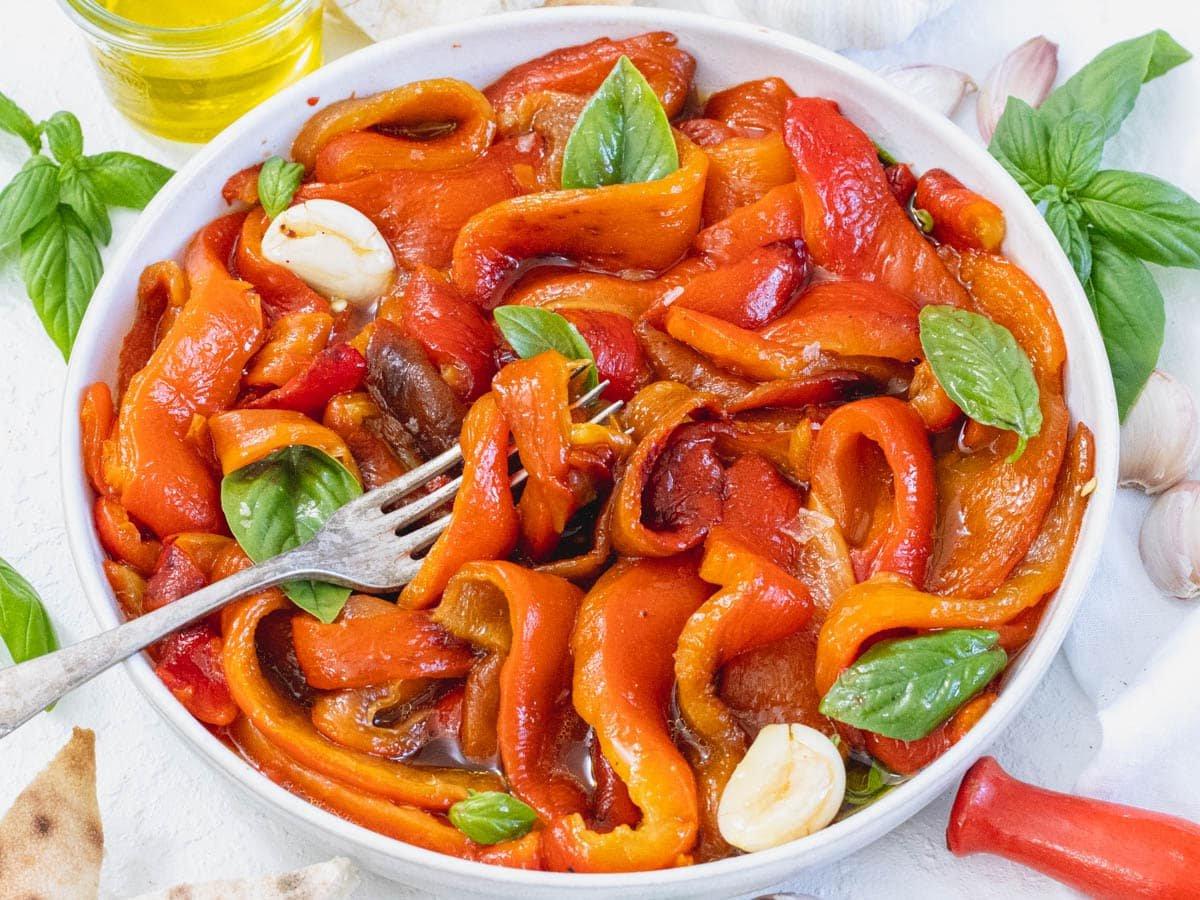 Gegrillte Paprika mit einer Gabel